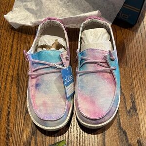 Wendy Hey Dudes For your little chicks NWT Sz 4Youth